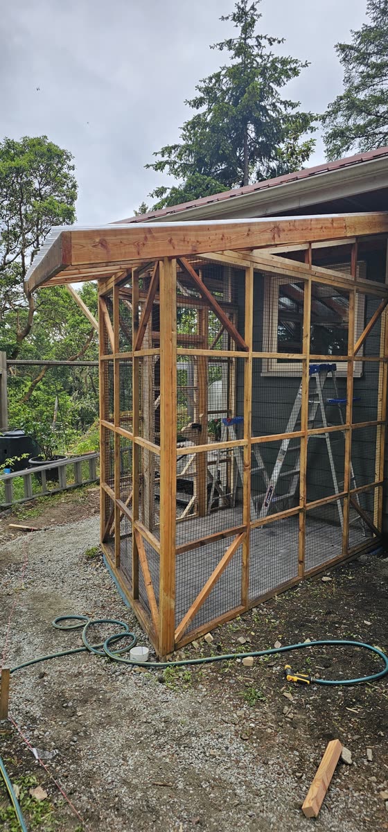 Karen Arnold project — wide side view of completed cedar screened enclosure